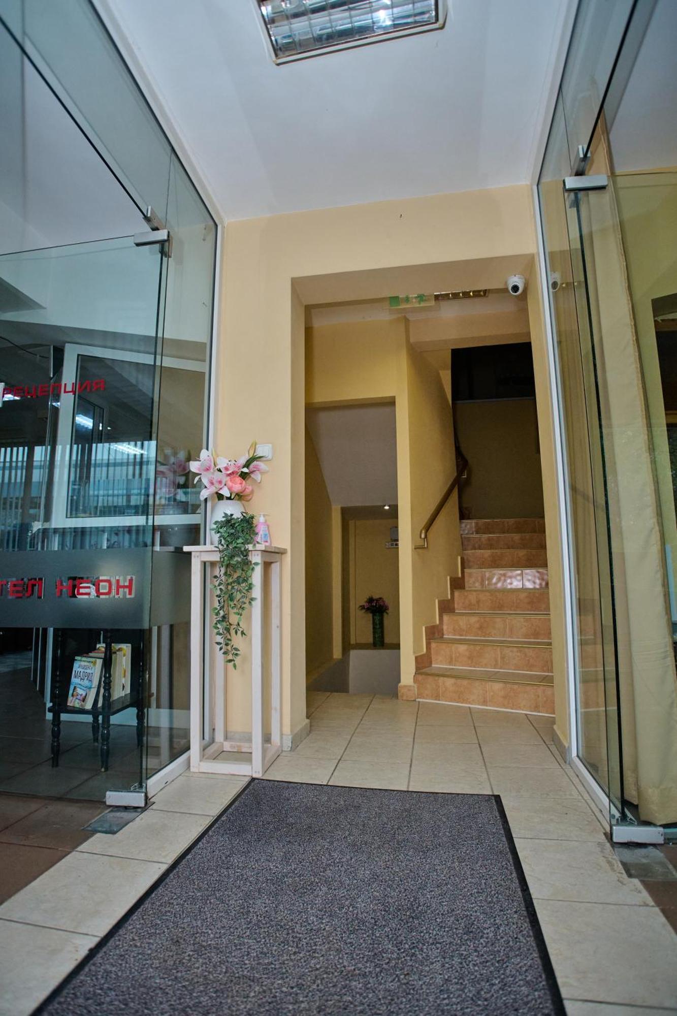 Neon Guest Rooms Shumen Exterior photo